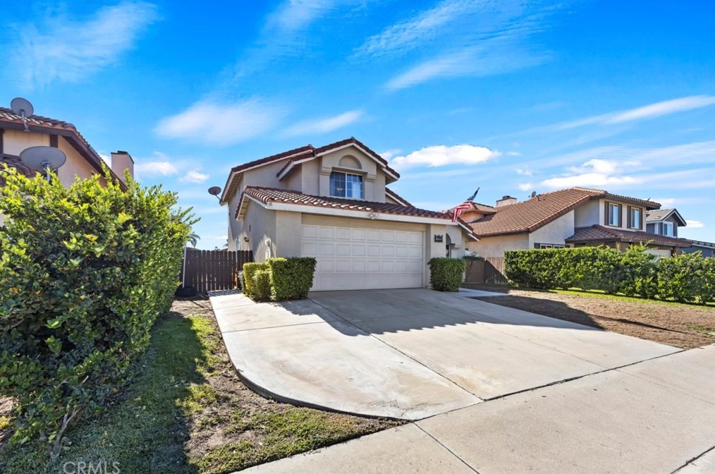 17223 Dolphin St, Fontana, CA 92336-3235
