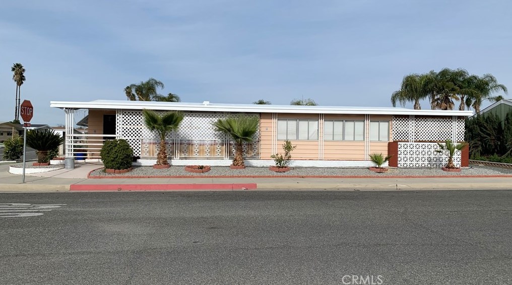 998 Palm Ave, Hemet, CA 92543-6964