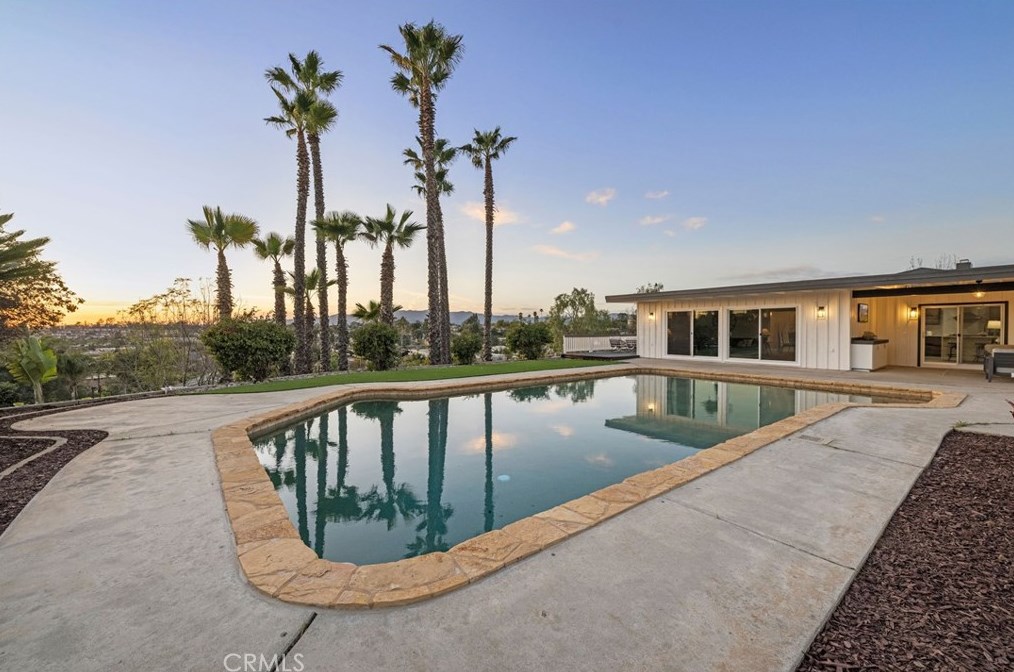 701 Fallbrook St, Fallbrook CA  92028-3443 exterior