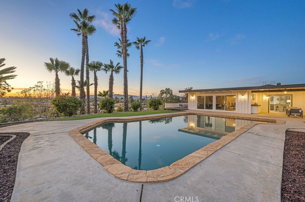 701 Fallbrook St, Fallbrook CA  92028-3443 exterior