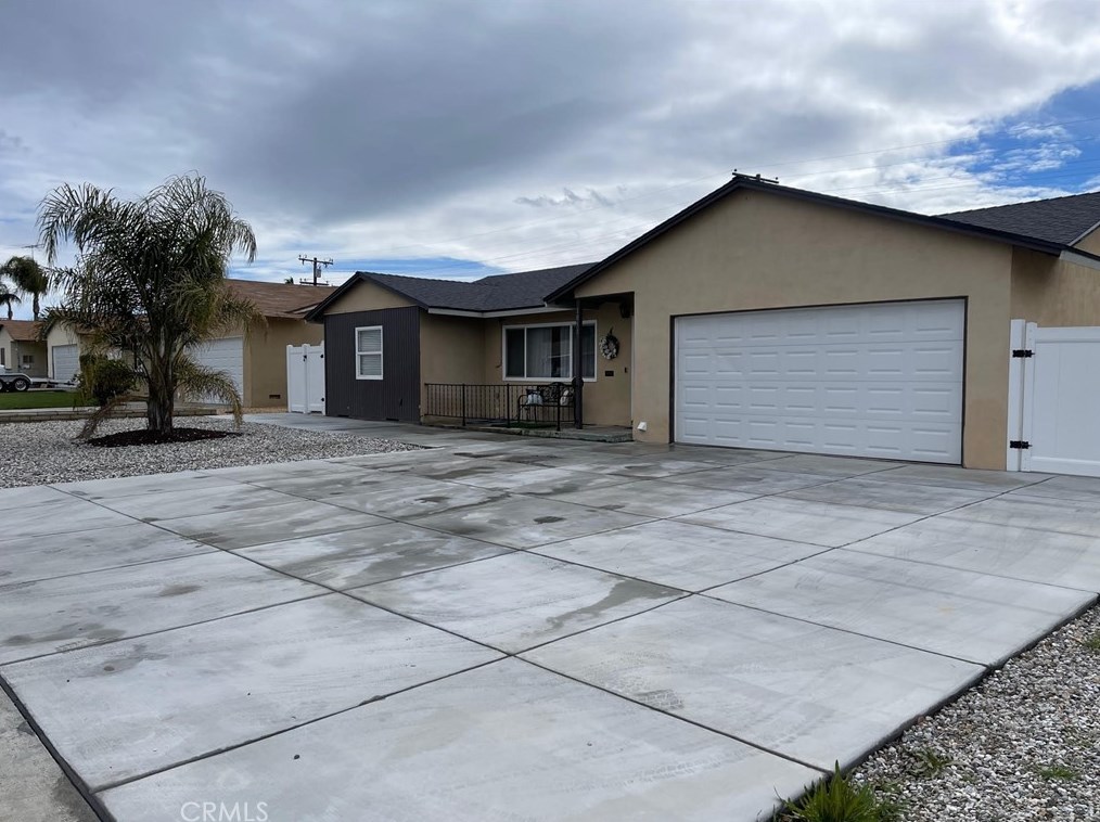 1051 Val Monte Dr, Hemet, CA 92543-8106