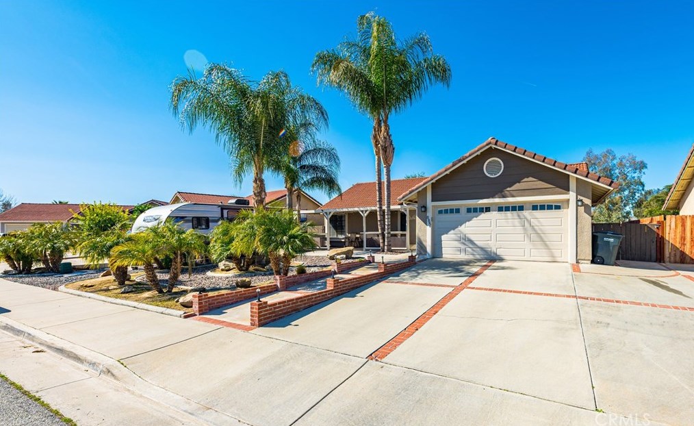 885 Digby Dr, Hemet, CA 92545-1905