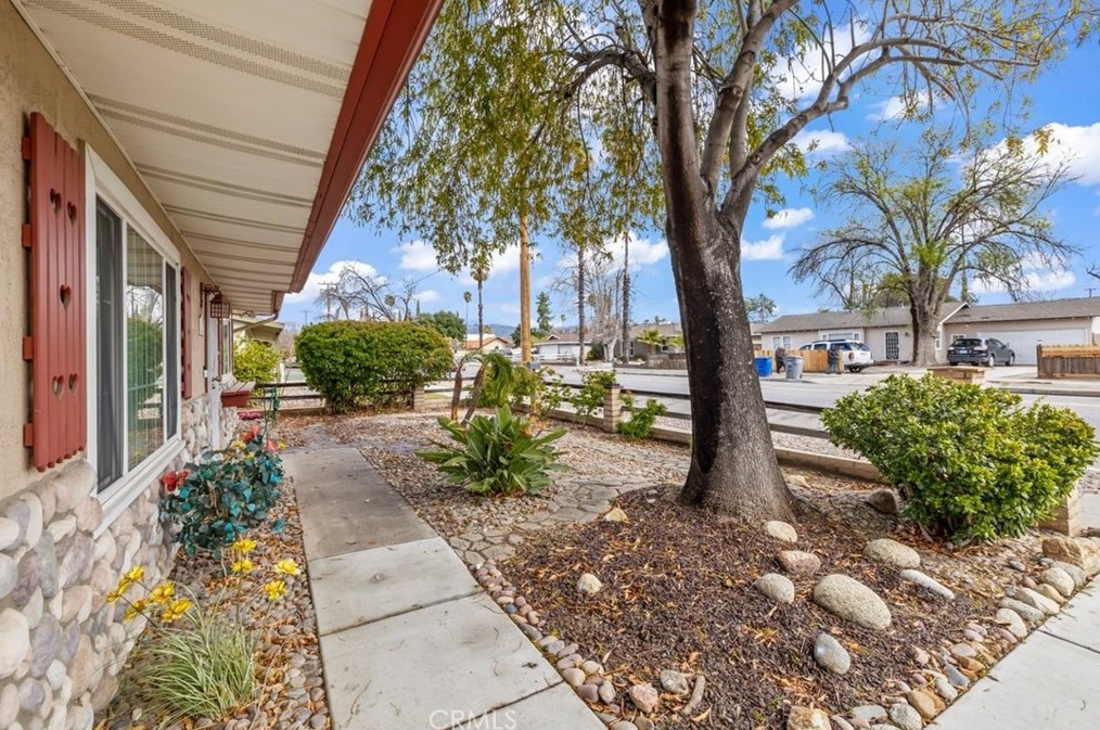 841 State St, Hemet, CA 92543-7103