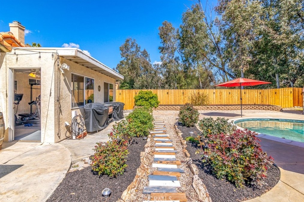 24666 Leafwood Dr, Murrieta CA  92562-4160 exterior