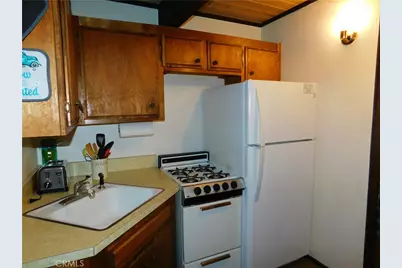 318 W Sherwood Boulevard, Big Bear City, CA 92314 - Photo 10