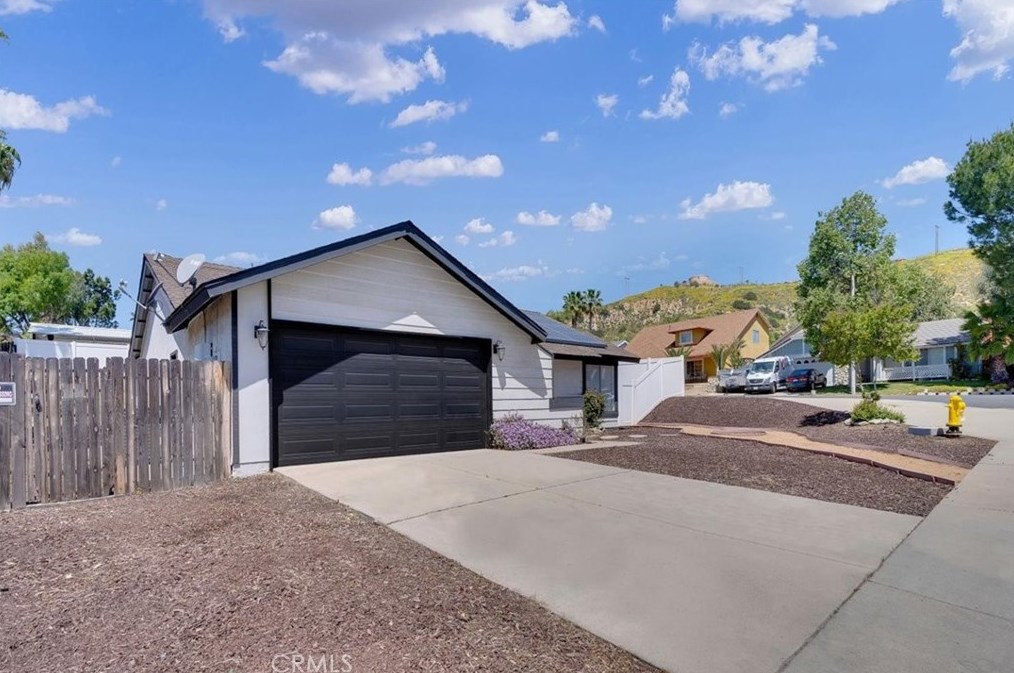 312 N Woodlake Rd, Lake Elsinore, CA 92530