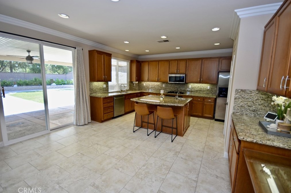 41523 Grand View Dr, Murrieta CA  92562-2251 exterior