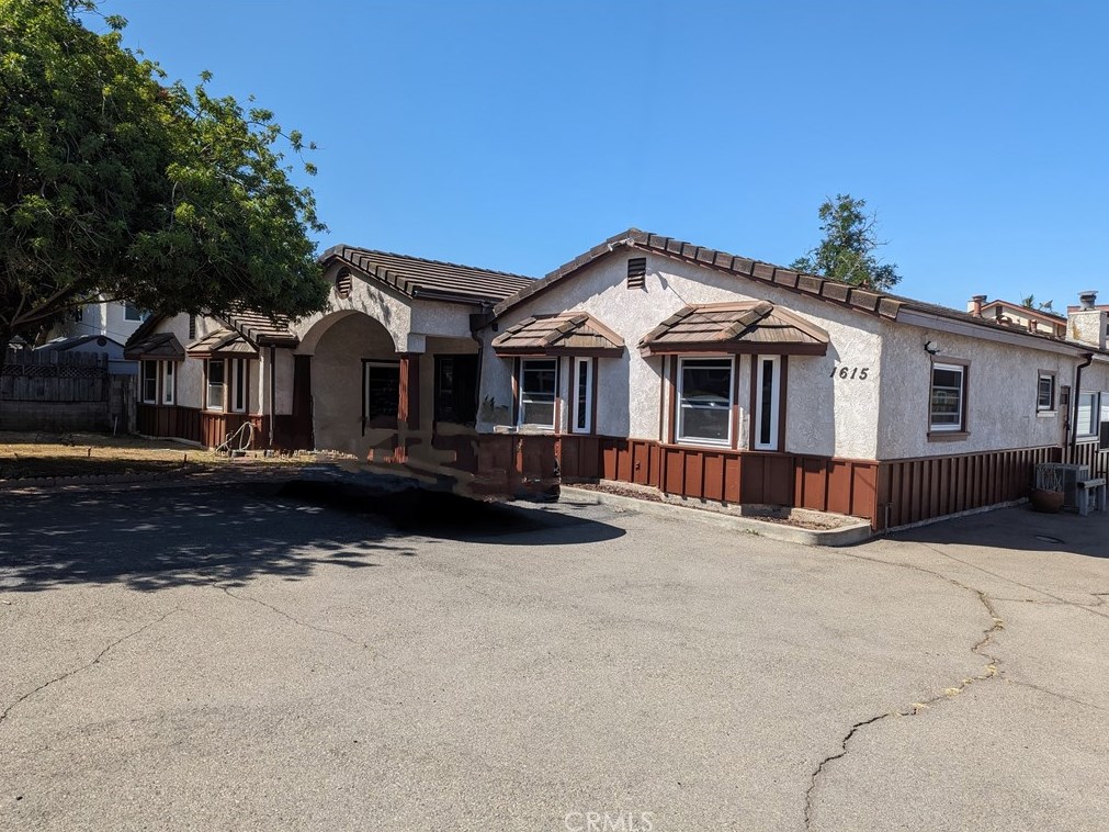 1615 Redwood St, Escondido, CA 92025-5644
