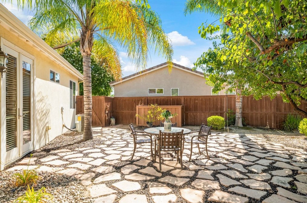 255 Stricker Ln, Hemet, CA 92545-9348