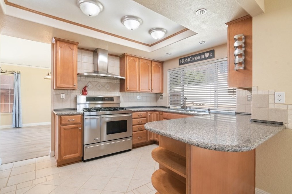30336 Sierra Madre Dr, Temecula, CA 92591-7306