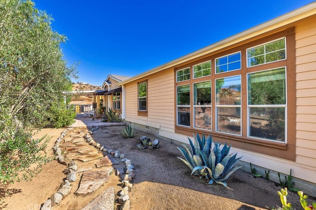 38430 Grn Mdw Rd, Temecula CA 92592-8444 exterior