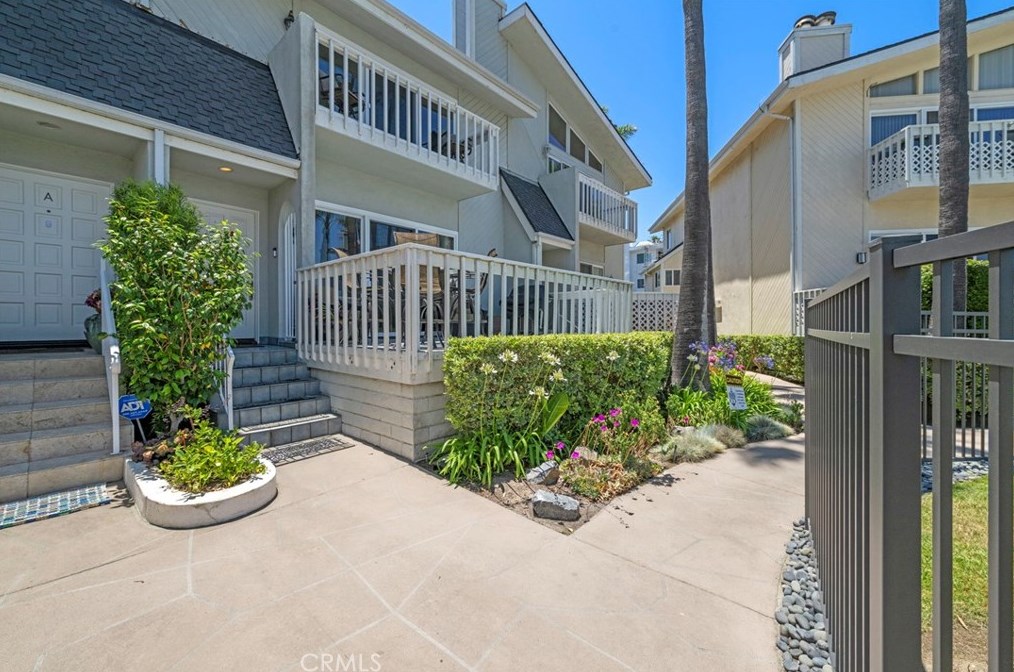16286 Pacific Cir, Huntington Beach CA  92649-1861 exterior