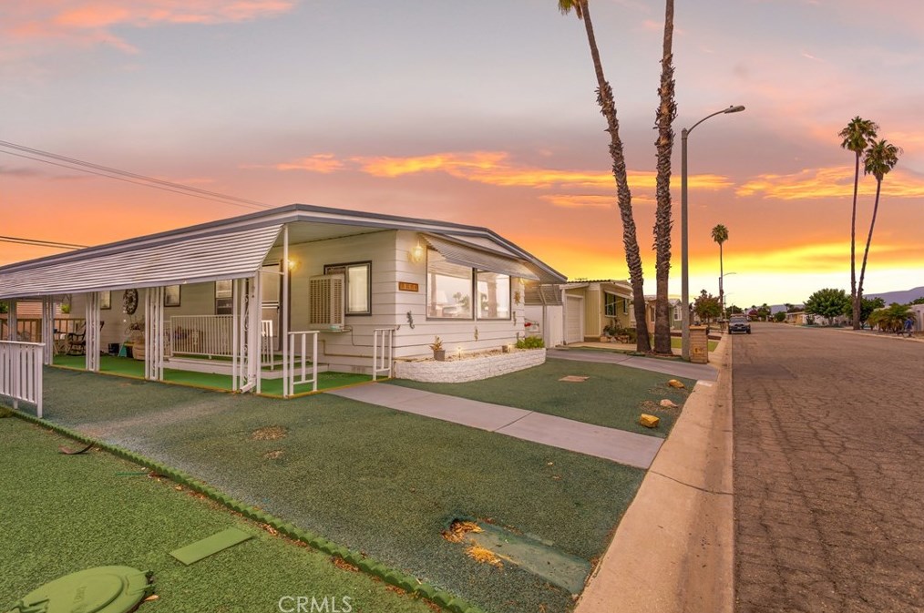 831 Santa Teresa Way, Hemet, CA 92545-6855