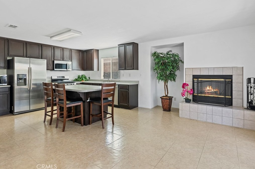 1679 Stoneside Dr, Hemet CA  92545-7003 exterior