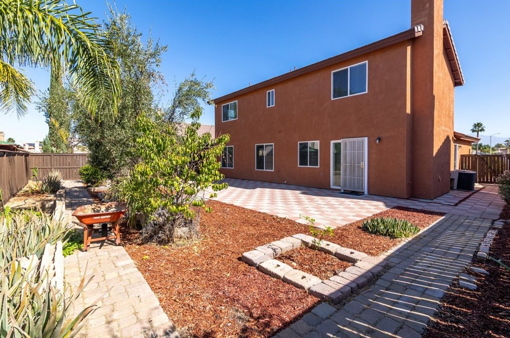 1679 Stoneside Dr, Hemet CA  92545-7003 exterior