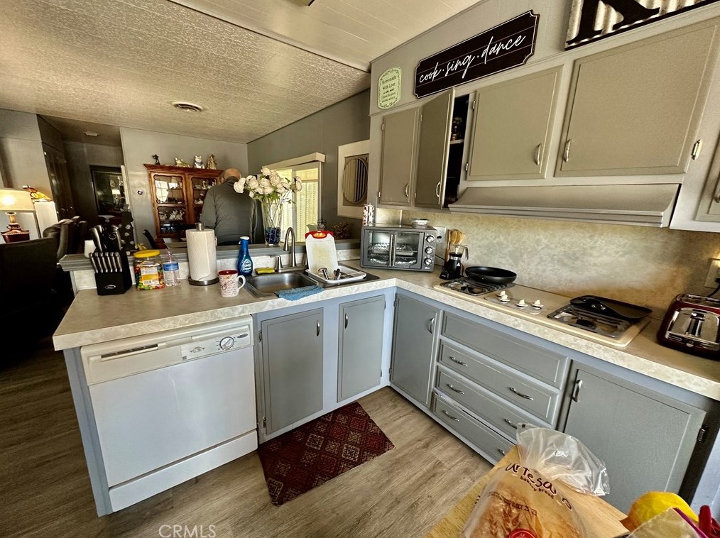 271 Santa Clara Cir, Hemet CA  92543-6932 exterior