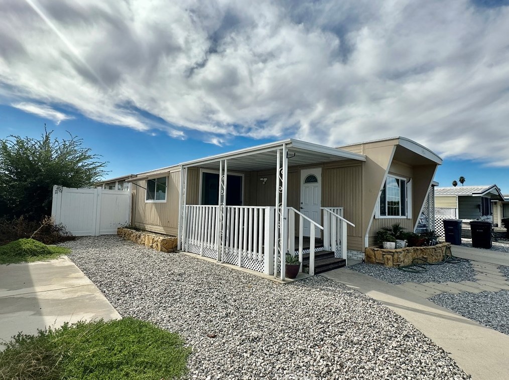 271 Santa Clara Cir, Hemet CA  92543-6932 exterior