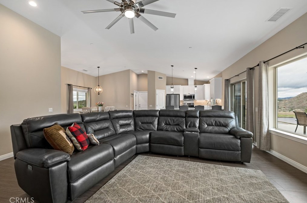 2916 Vista Del Rio, Fallbrook CA  92028-8440 exterior