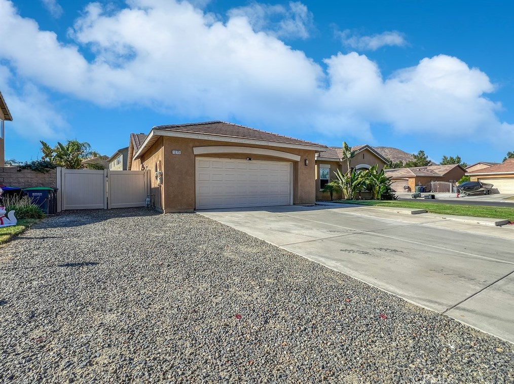 1275 Cragstone Dr, Hemet, CA 92545