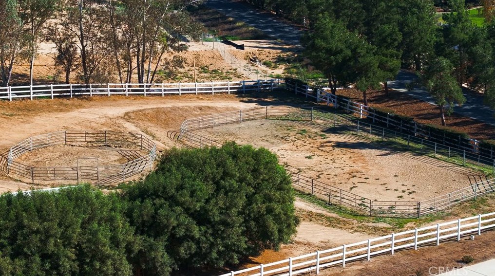 33700 Calle Vis, Temecula CA  92592-9189 exterior