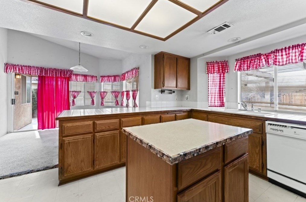 13990 High Falls Trl, Apple Valley CA  92307-5633 exterior