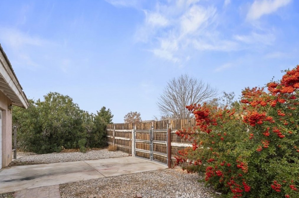 13990 High Falls Trl, Apple Valley CA  92307-5633 exterior