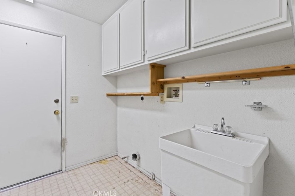 13990 High Falls Trl, Apple Valley CA  92307-5633 exterior