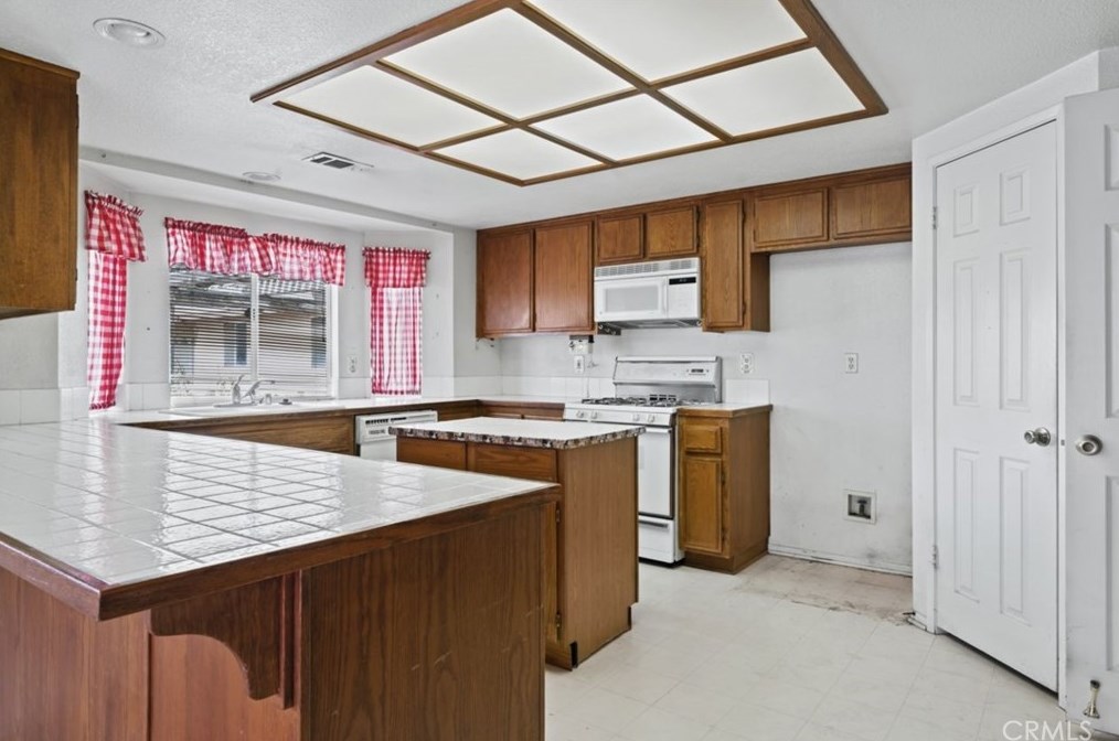 13990 High Falls Trl, Apple Valley CA  92307-5633 exterior