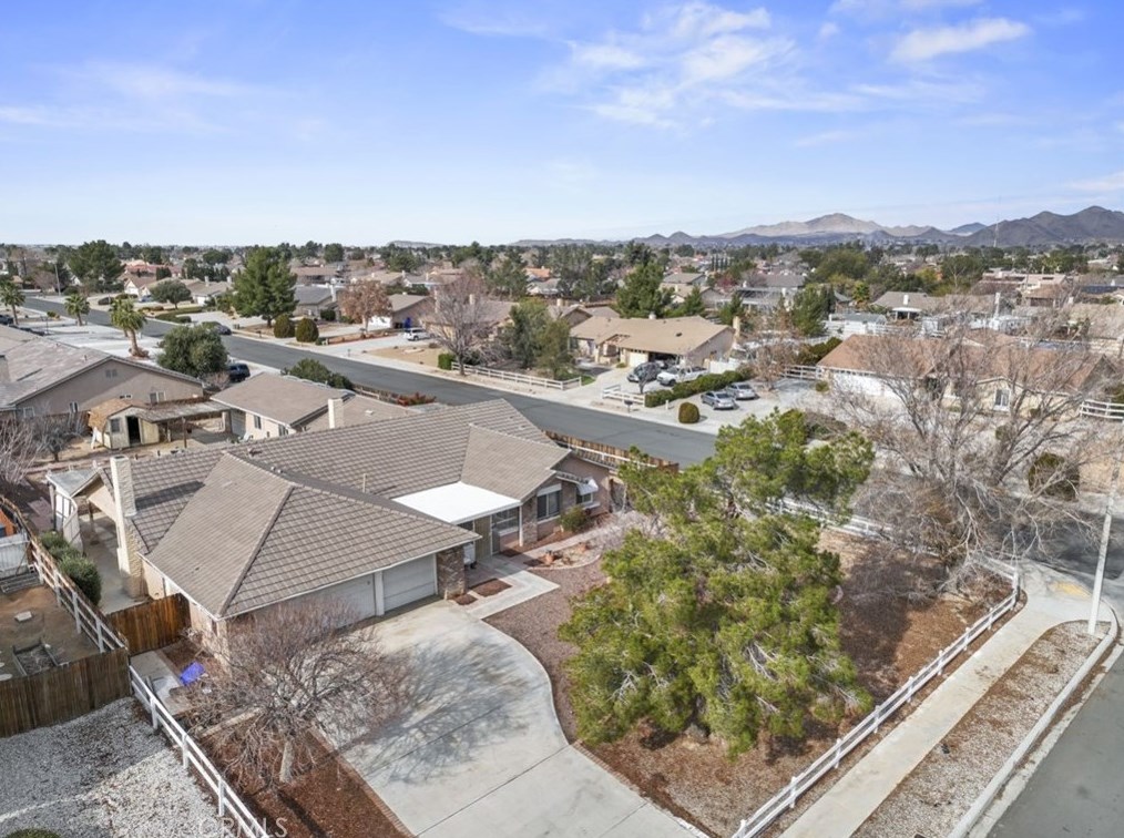 13990 High Falls Trl, Apple Valley CA  92307-5633 exterior