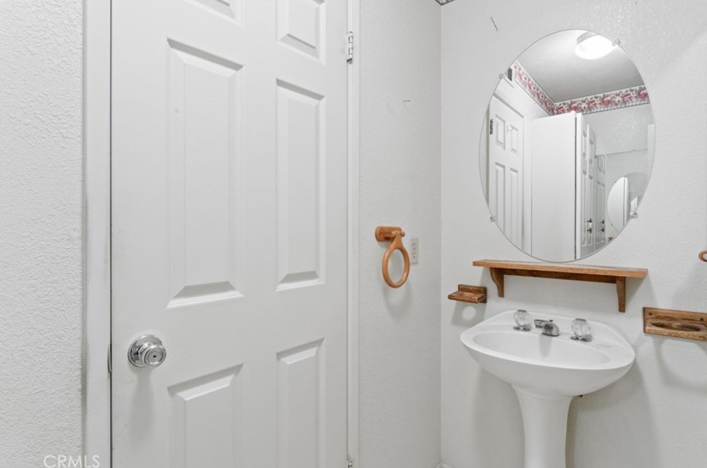 13990 High Falls Trl, Apple Valley CA  92307-5633 exterior