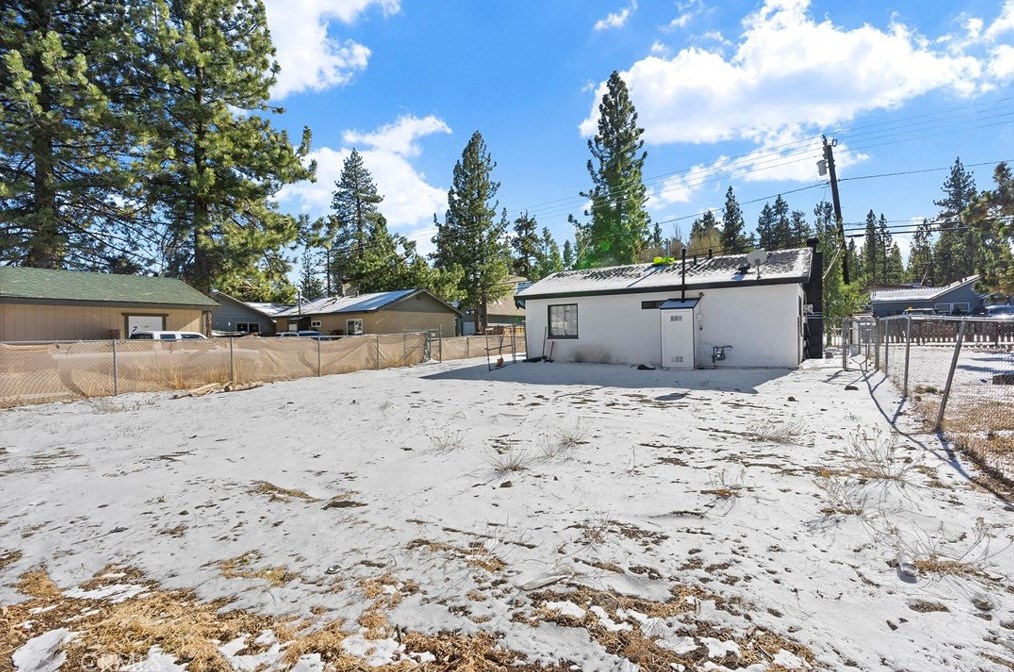781 Aeroplane Blvd, Big Bear City CA  92314-9633 exterior