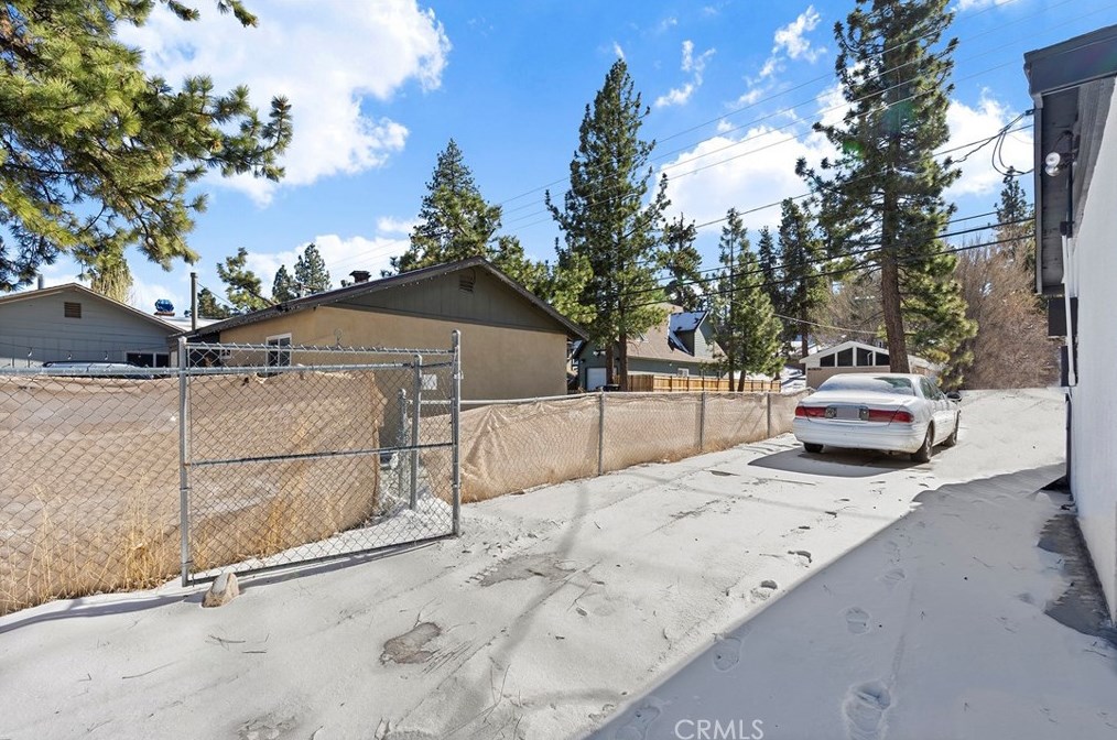 781 Aeroplane Blvd, Big Bear City CA  92314-9633 exterior