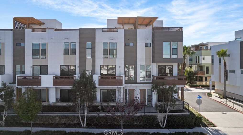 669 17th St, Costa Mesa, CA 92627-3654