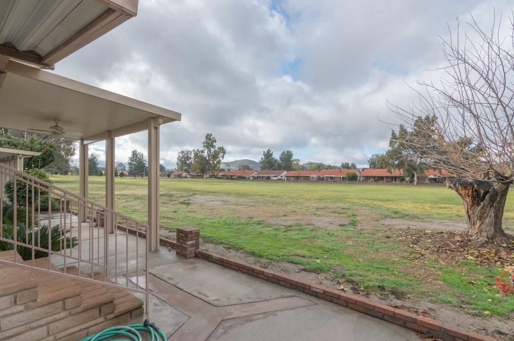 1369 Lodgepole Dr, Hemet CA  92545-7874 exterior