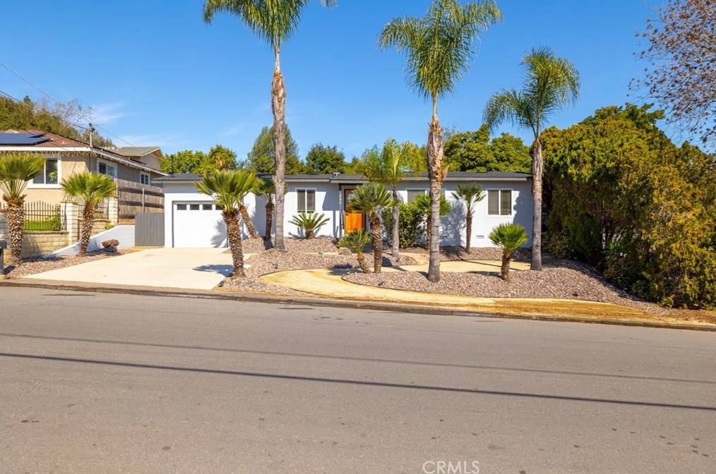 209 Almond St, Fallbrook, CA 92028-4004