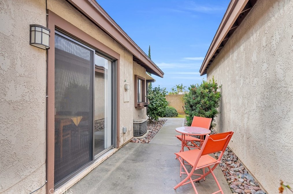 2988 Hyde Park Cir, Riverside CA  92506-4544 exterior