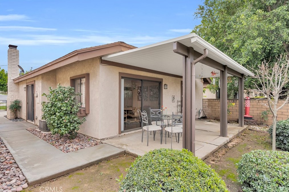 2988 Hyde Park Cir, Riverside CA  92506-4544 exterior