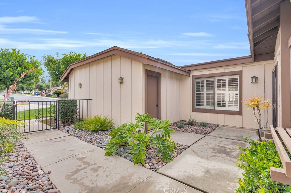 2988 Hyde Park Cir, Riverside CA  92506-4544 exterior