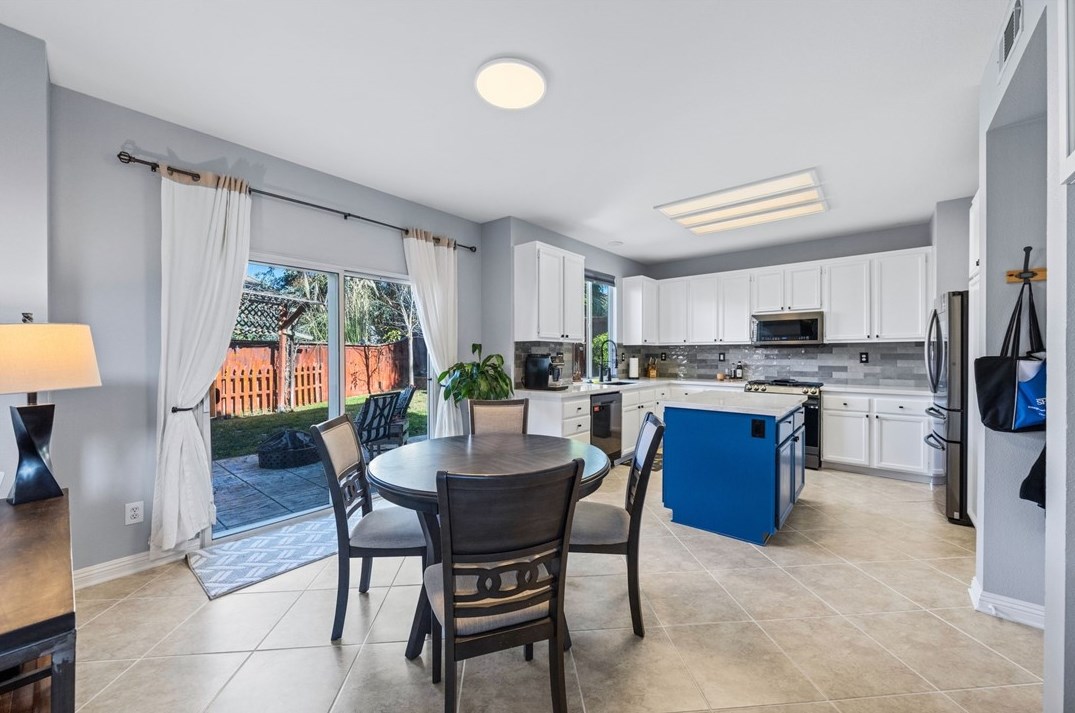 30060 Manzanita Ct, Temecula CA  92591-5546 exterior