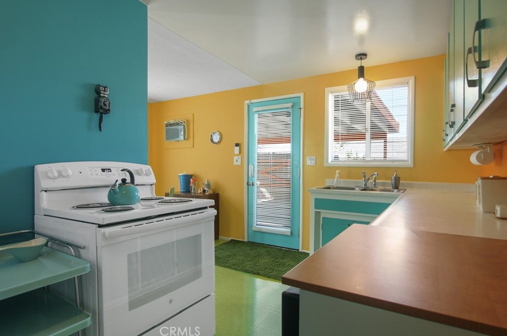 5689 Abronia Ave, Twntynine Plm CA  92277-1315 exterior