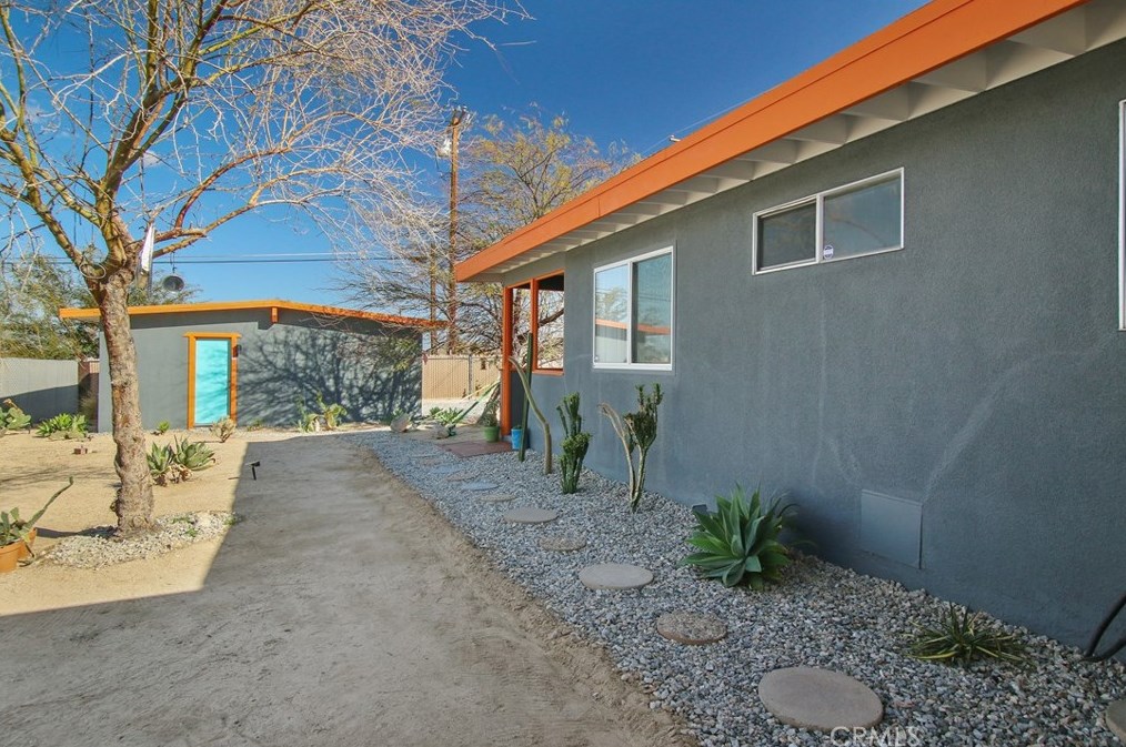 5689 Abronia Ave, Twntynine Plm CA  92277-1315 exterior