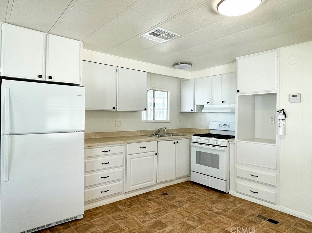 260 N Lyon Ave #97, Hemet, CA 92543