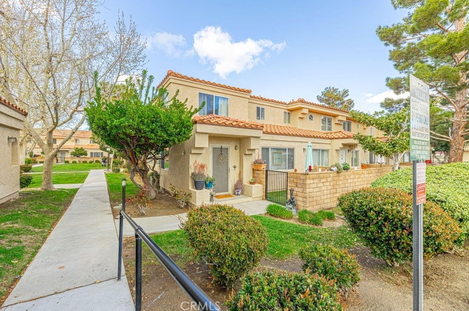 43463 30th Street #1, Lancaster, CA 93536