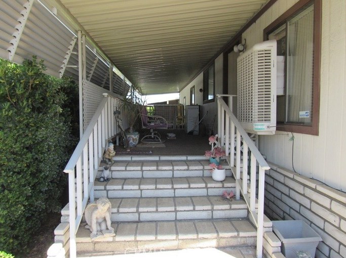 1300 W Menlo #105, Hemet, CA 92543