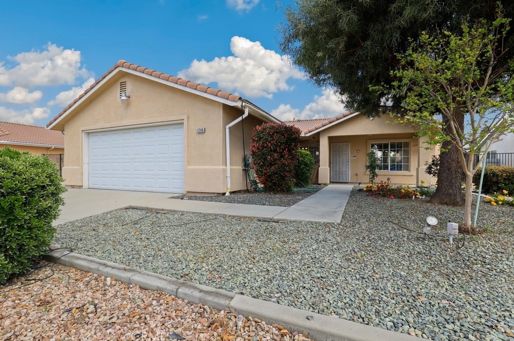 1266 Yucca Ln, Hemet, CA 92545-1228
