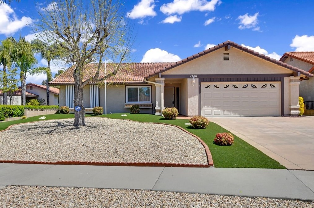 1300 Cherry Dr, Hemet, CA 92545