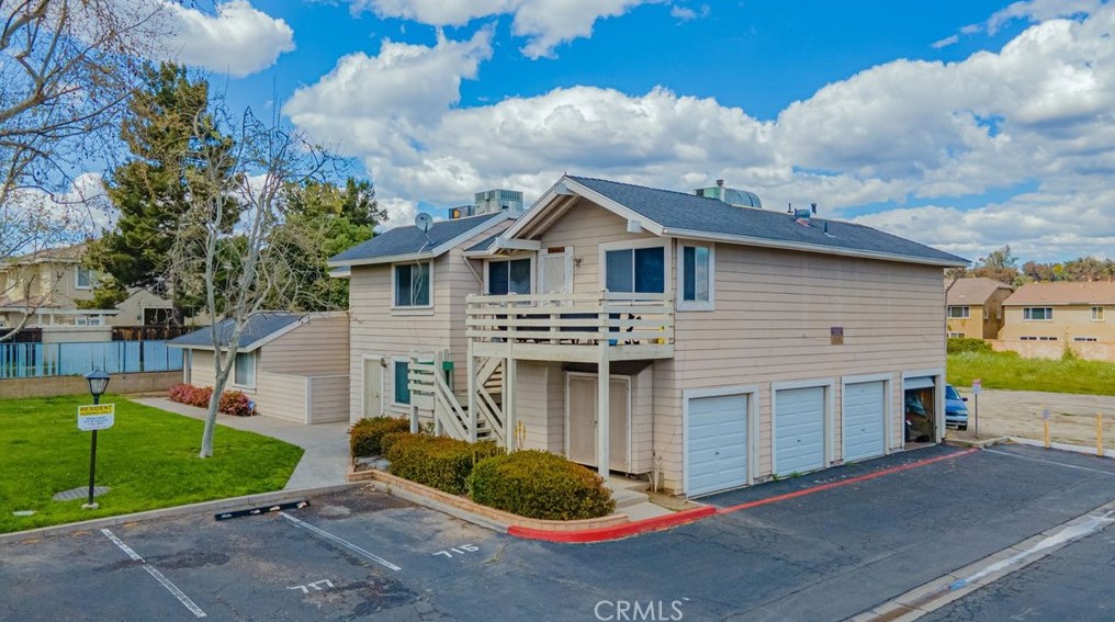 719 Walnut Dr, Lake Elsinore, CA 92530