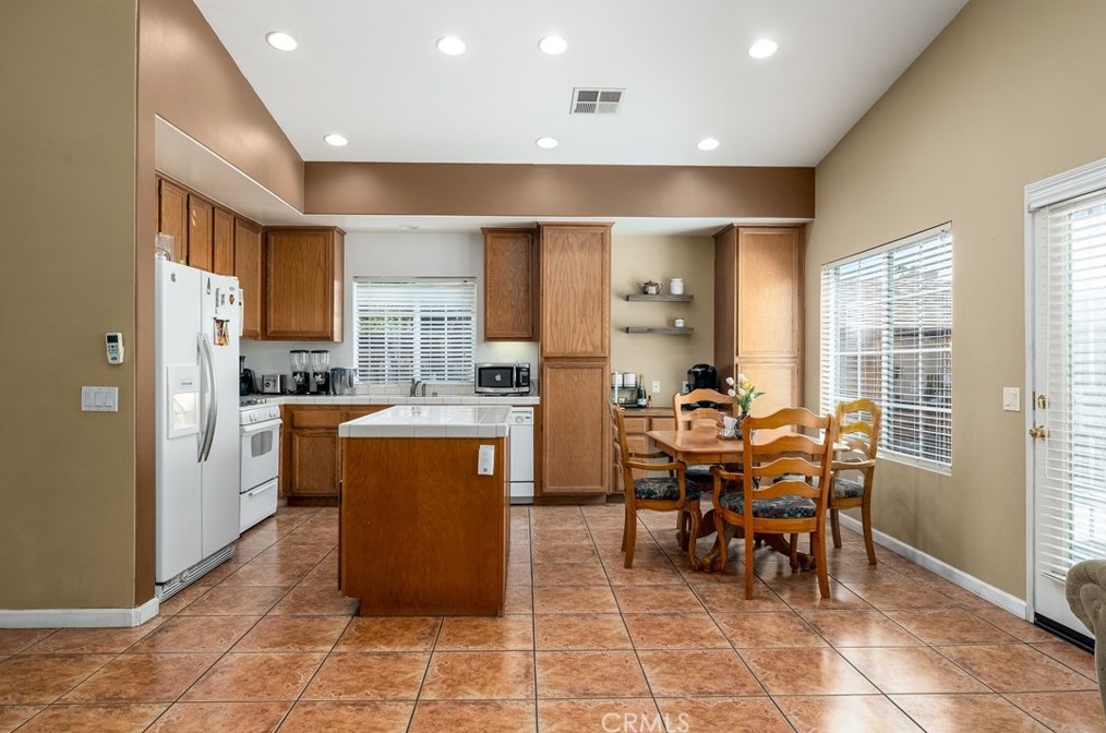 703 Natalie Dr, Lake Elsinore, CA 92530-5345