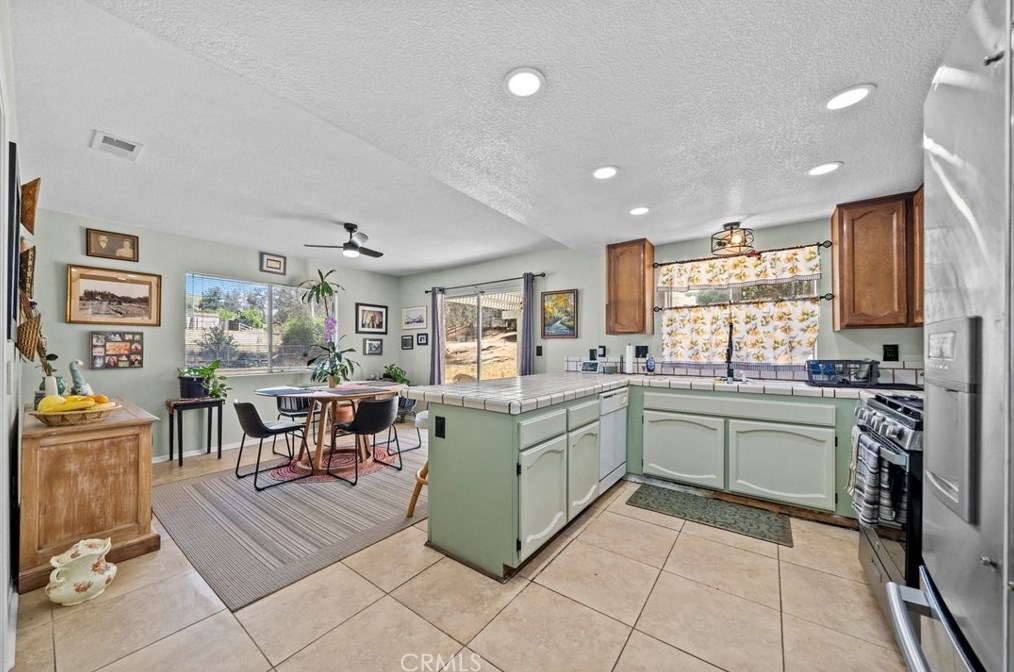 18049 Heidi Lisa Ln, Lake Elsinore CA  92532-1963 exterior