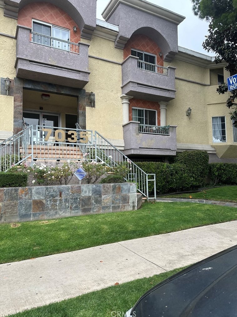 7035 Woodley Ave #210, Van Nuys, CA 91406